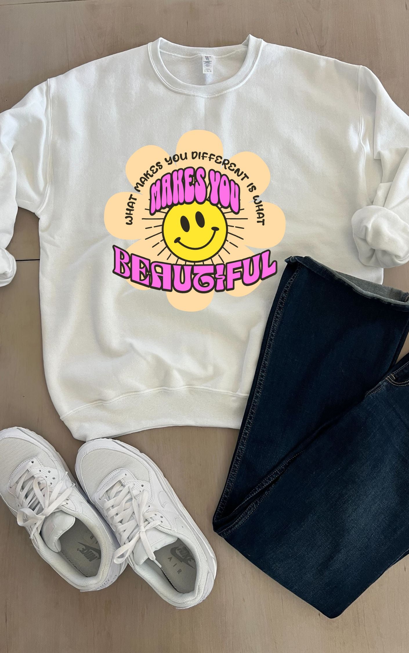 Cozy graphic sweater - Available in multiple colors!