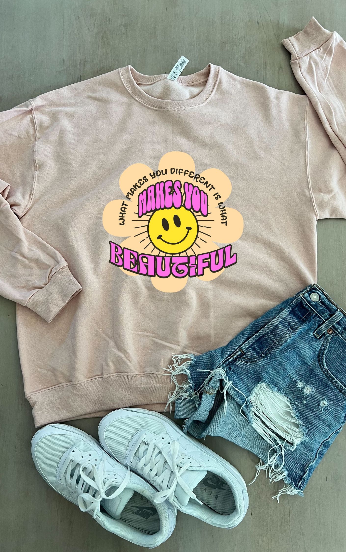 Cozy graphic sweater - Available in multiple colors!